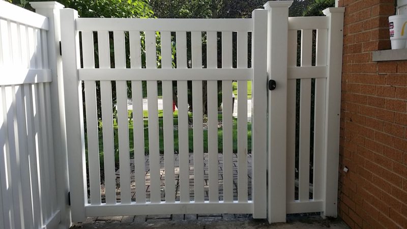 Photo of a Havana semi-private vinyl gate installed by First Fence Company in Hillside, IL